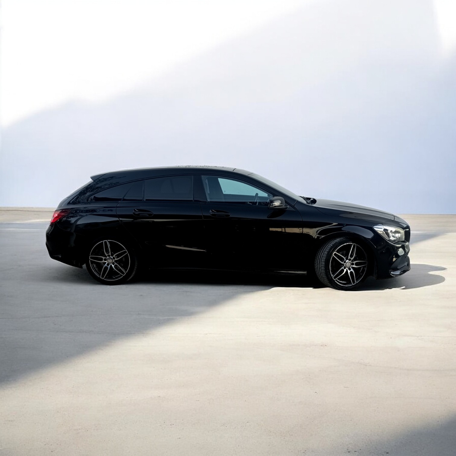 
								Mercedes-Benz CLA 200 AMG cheio									