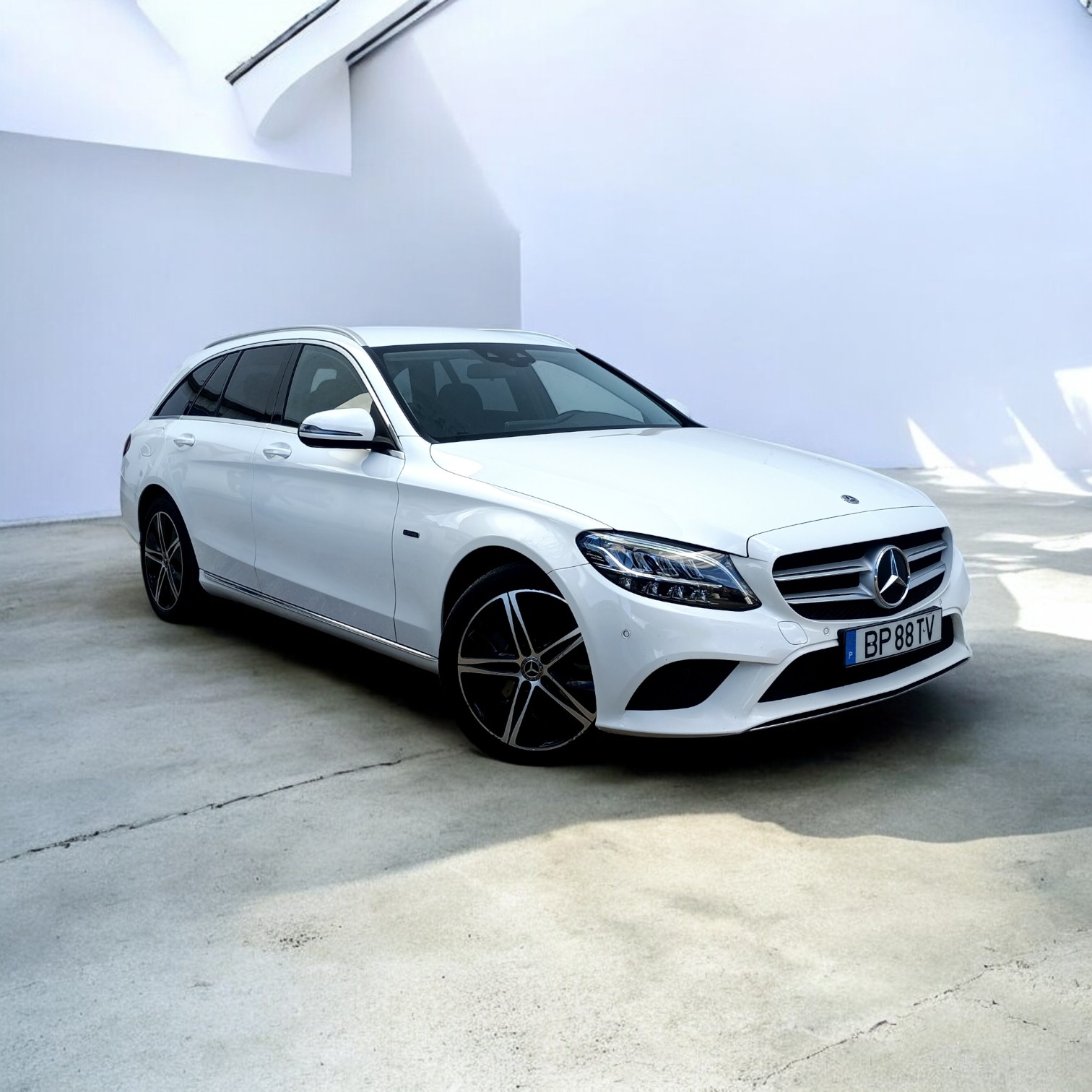 
								Mercedes-Benz C300de Avantgarde 2021 cheio									