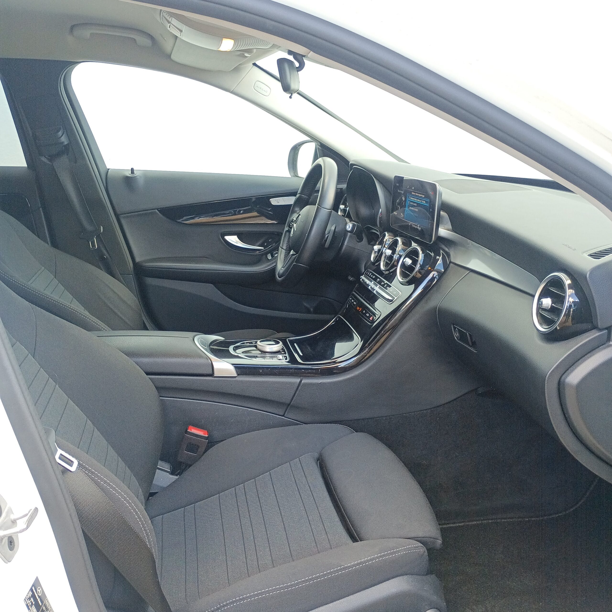 
								Mercedes-Benz C300de Avantgarde 2021 cheio									