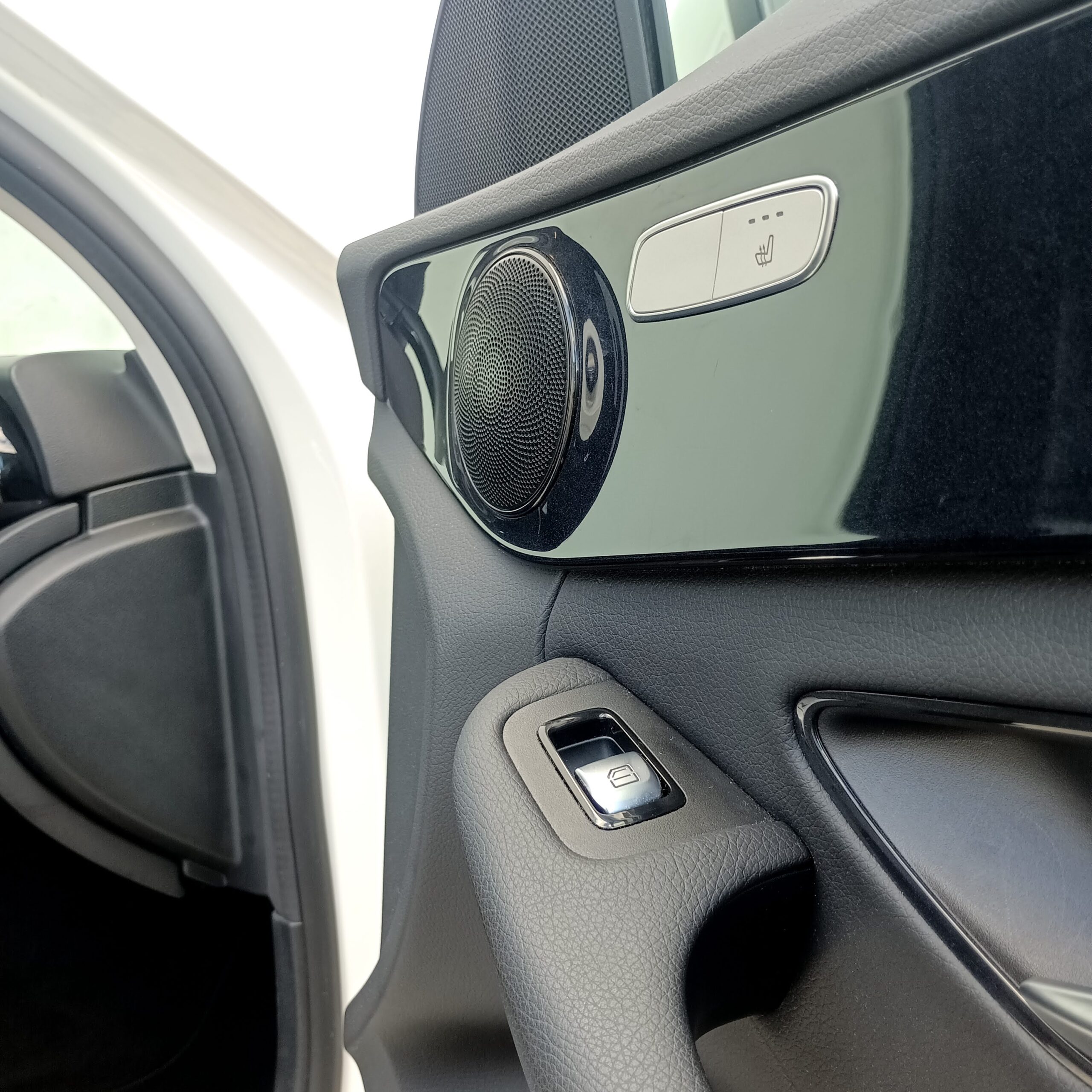 
								Mercedes-Benz C300de Avantgarde 2021 cheio									