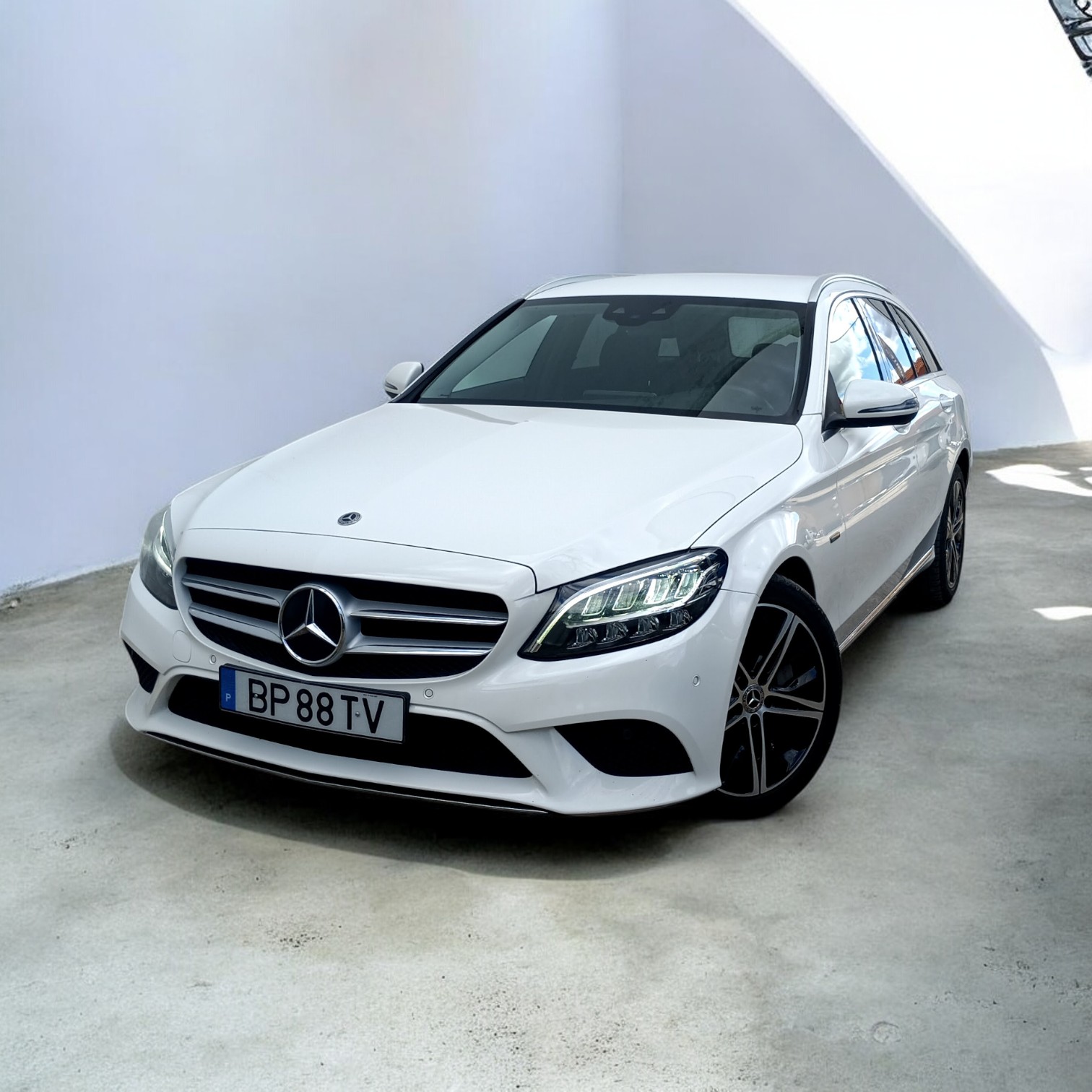 
								Mercedes-Benz C300de Avantgarde 2021 cheio									