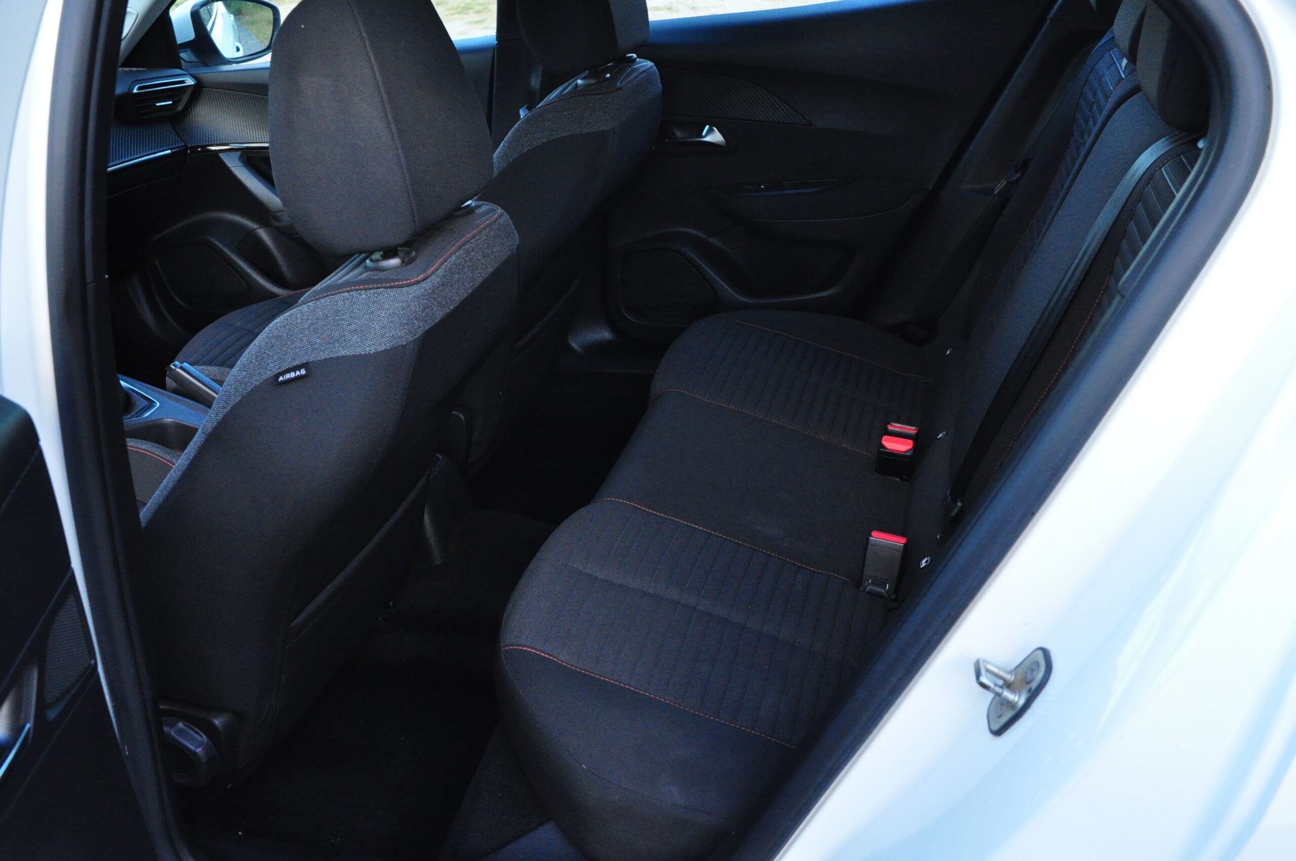 
								Peugeot 2008 BlueHDI 2020 – Usado – Gasóleo – Faro, Algarve cheio									