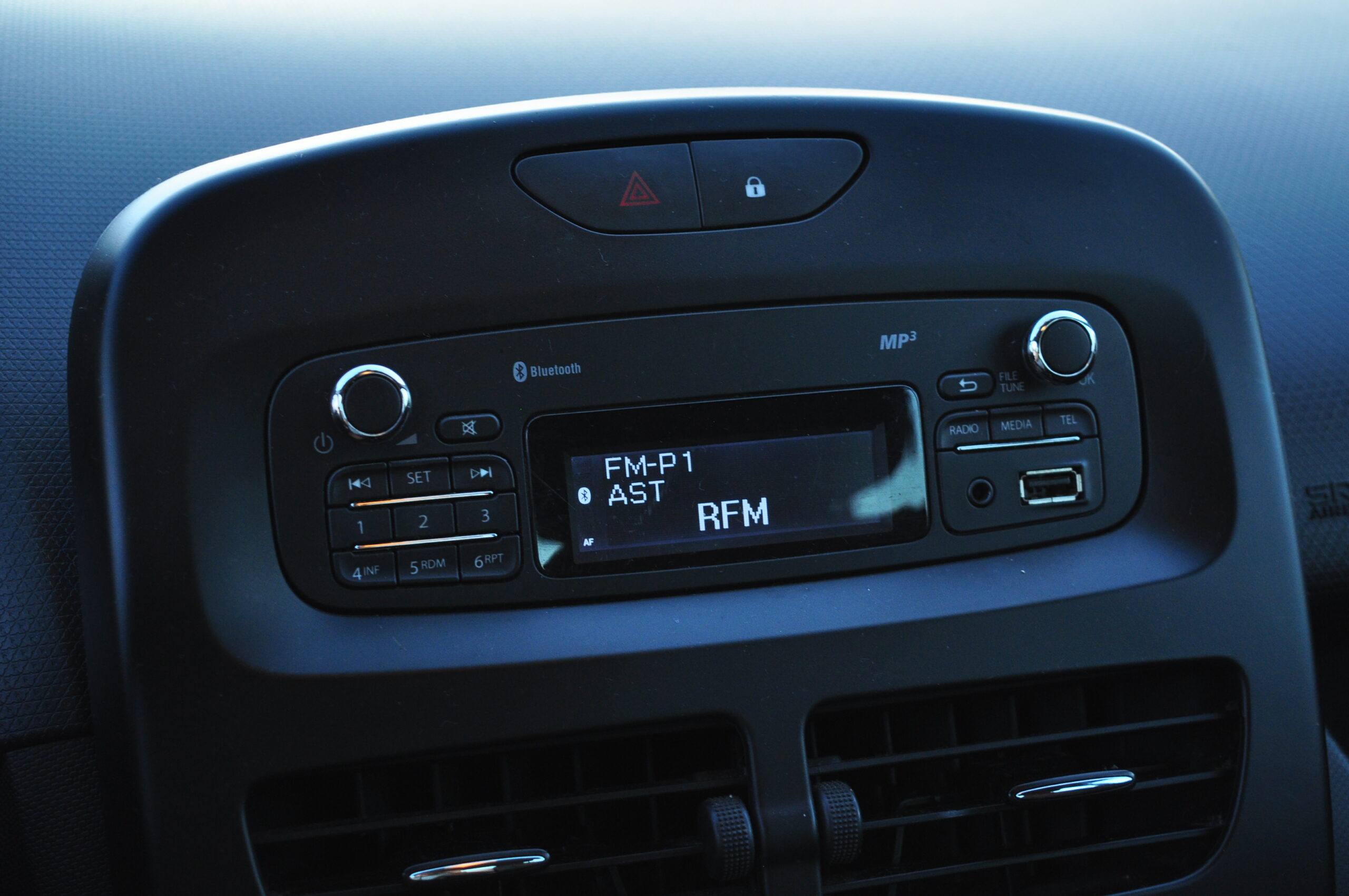 
								RENAULT CLIO IV 1.2 16V Gasolina com garantia cheio									