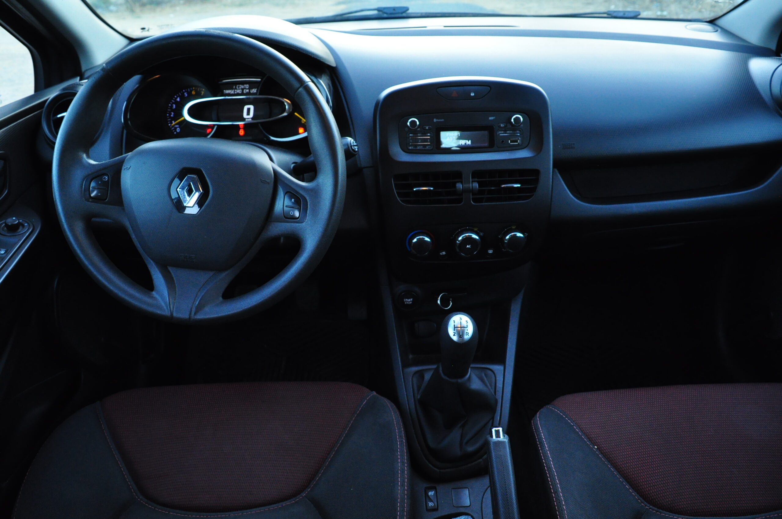 
								RENAULT CLIO IV 1.2 16V Gasolina com garantia cheio									