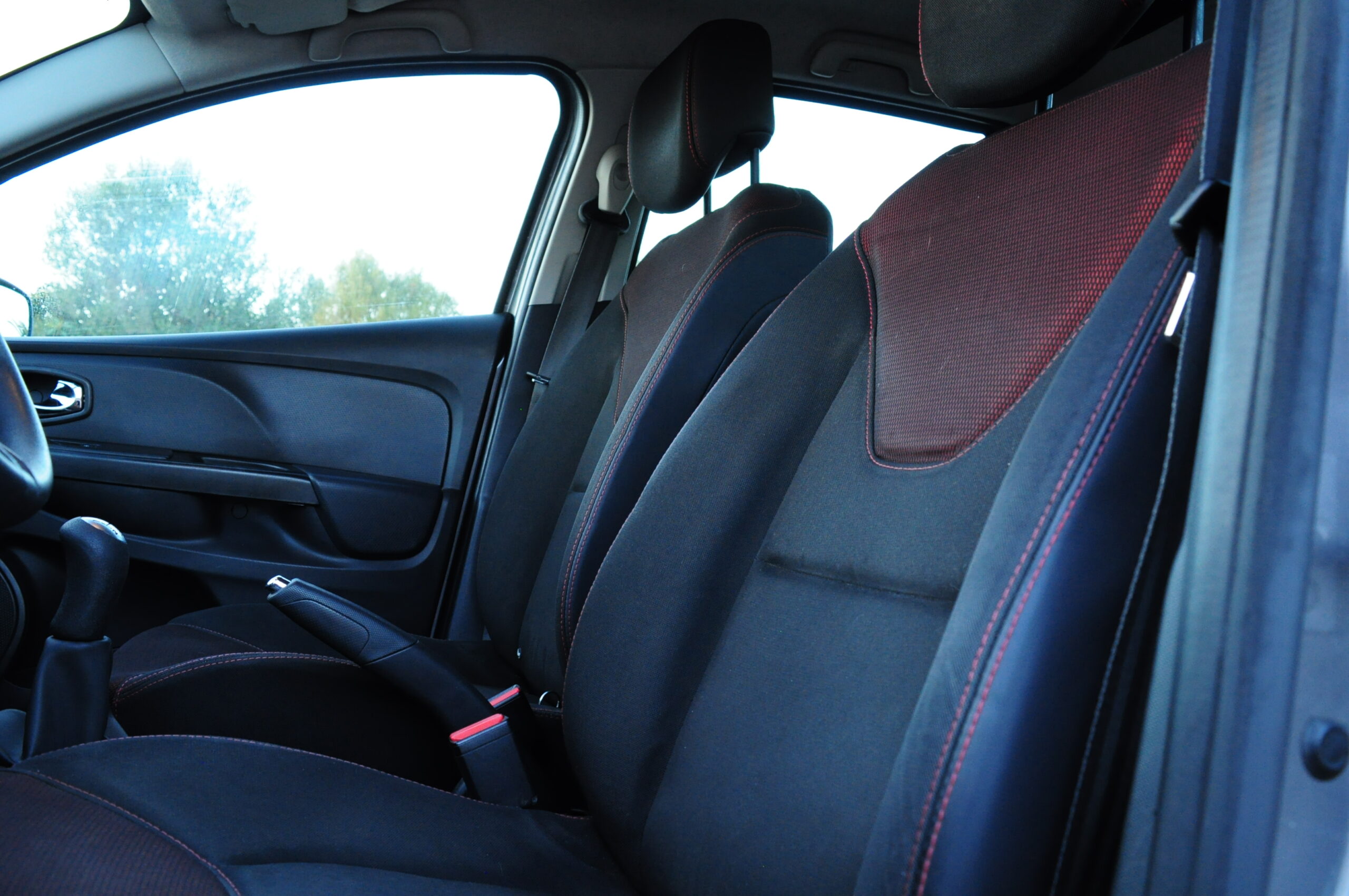 
								RENAULT CLIO IV 1.2 16V Gasolina com garantia cheio									