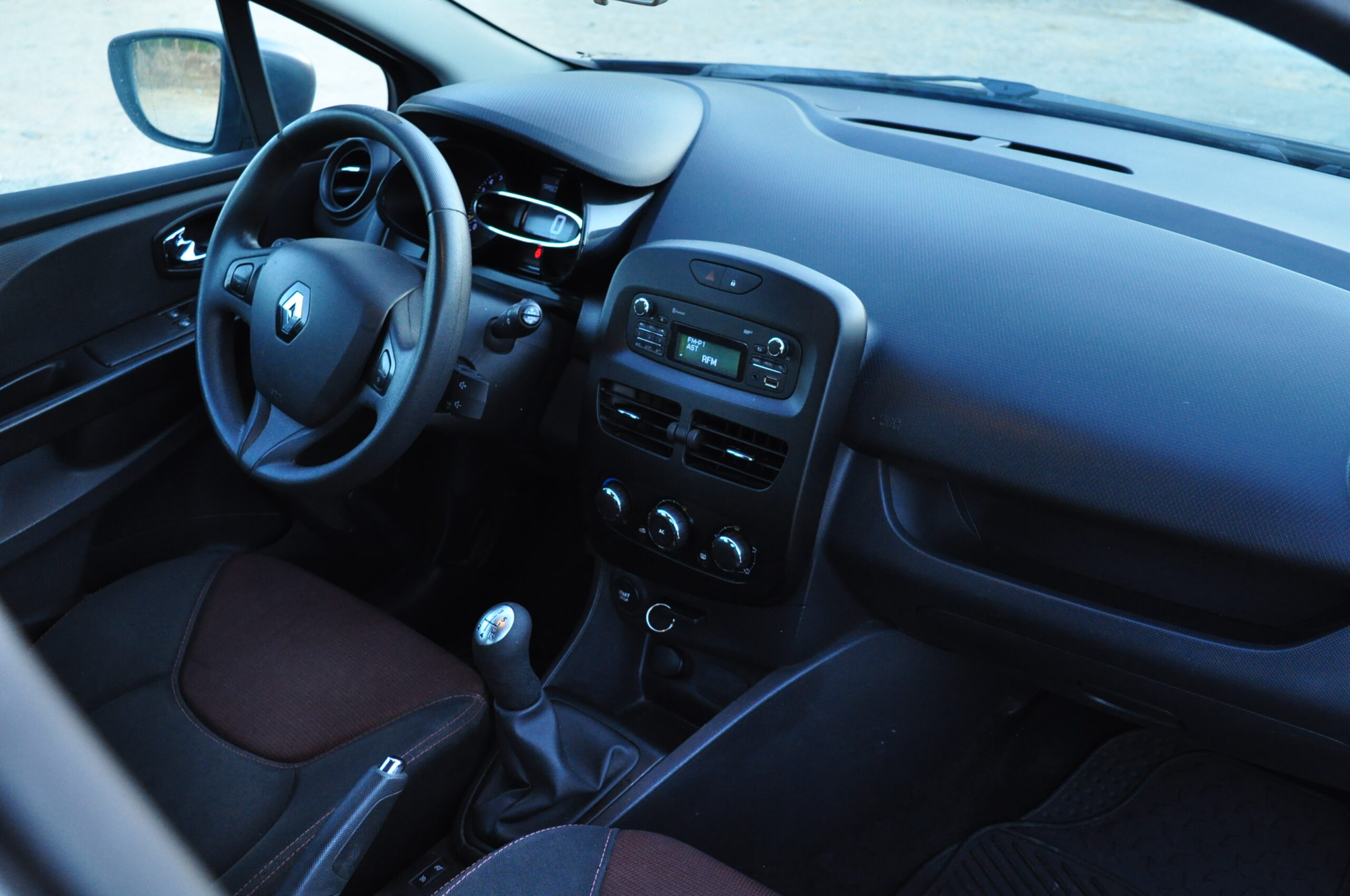 
								RENAULT CLIO IV 1.2 16V Gasolina com garantia cheio									