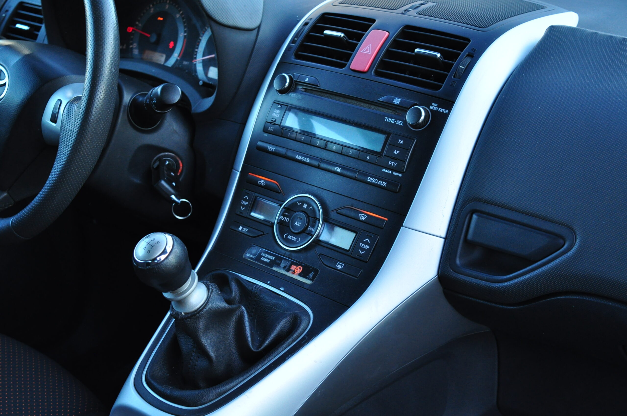 
								Toyota Auris 1.4 Gasóleo Usado com Garantia Algarve cheio									