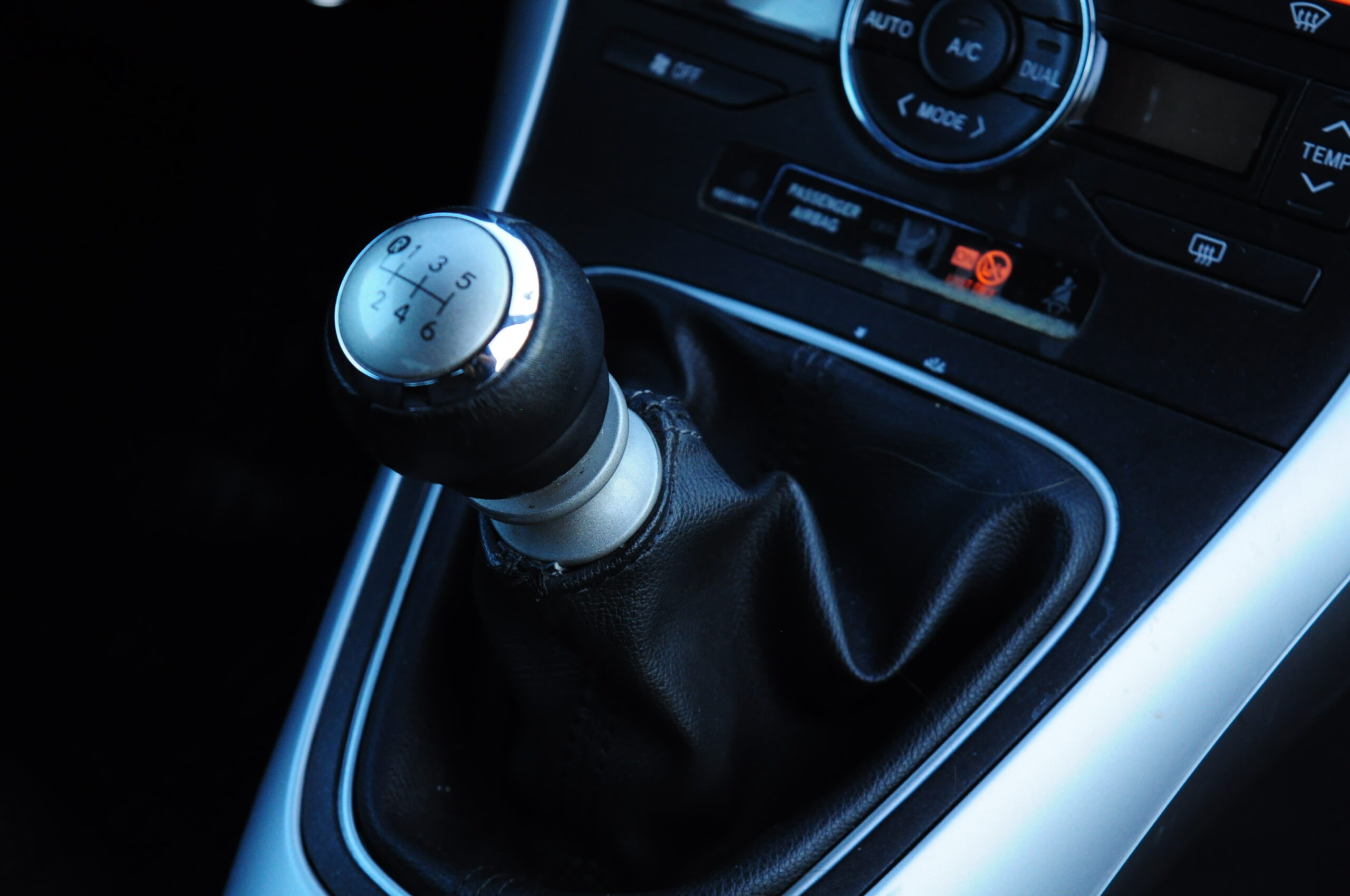 
								Toyota Auris 1.4 Gasóleo Usado com Garantia Algarve cheio									