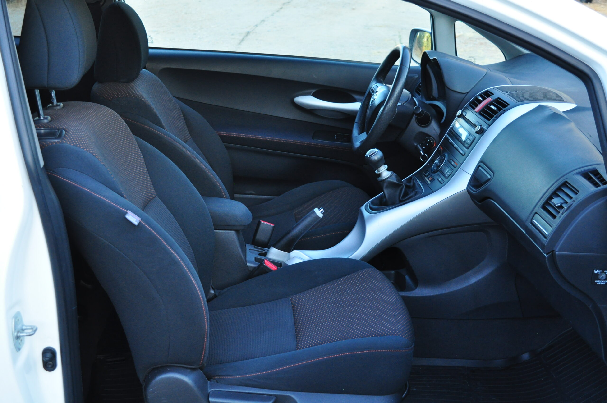 
								Toyota Auris 1.4 Gasóleo Usado com Garantia Algarve cheio									