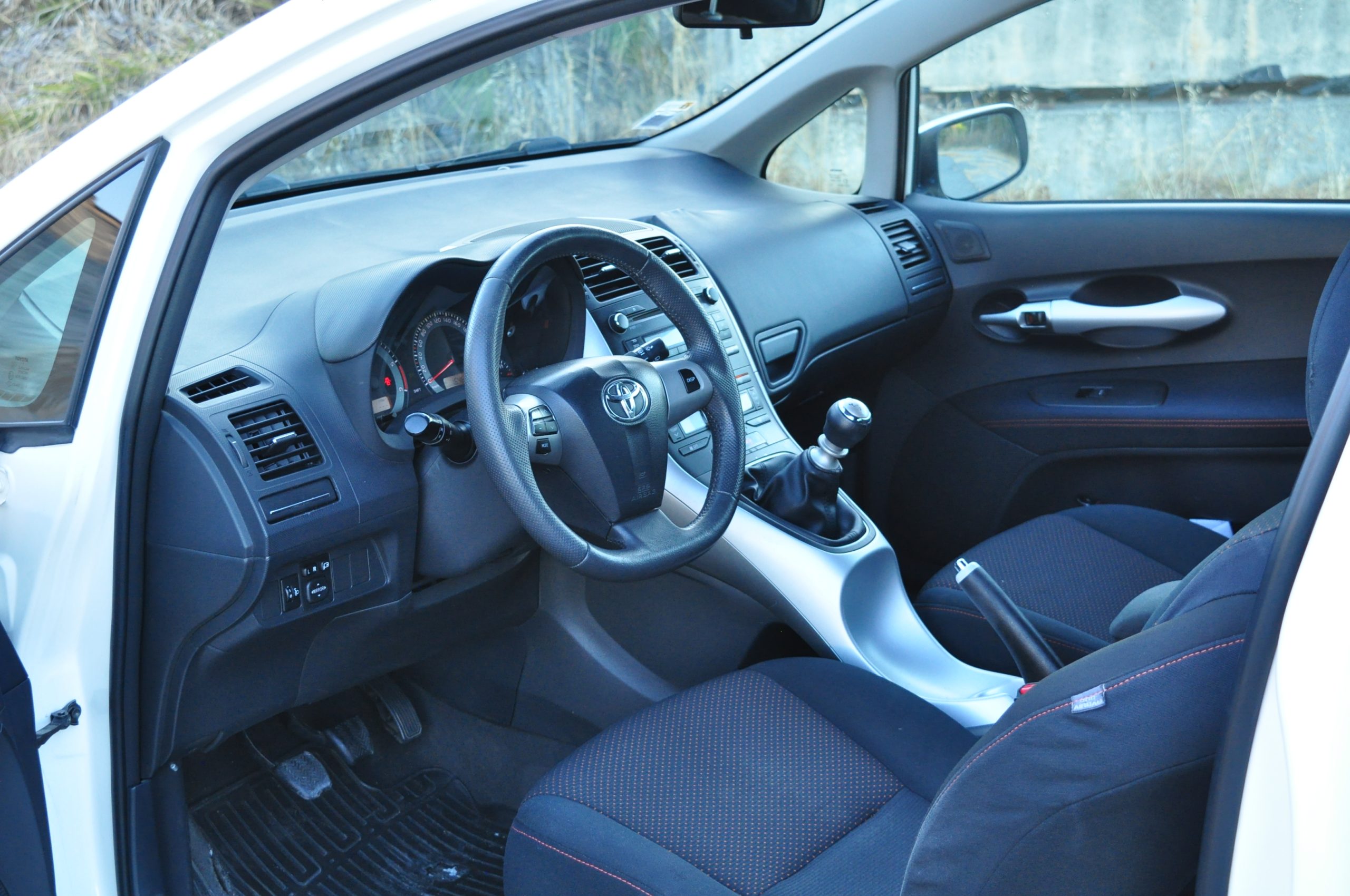 
								Toyota Auris 1.4 Gasóleo Usado com Garantia Algarve cheio									