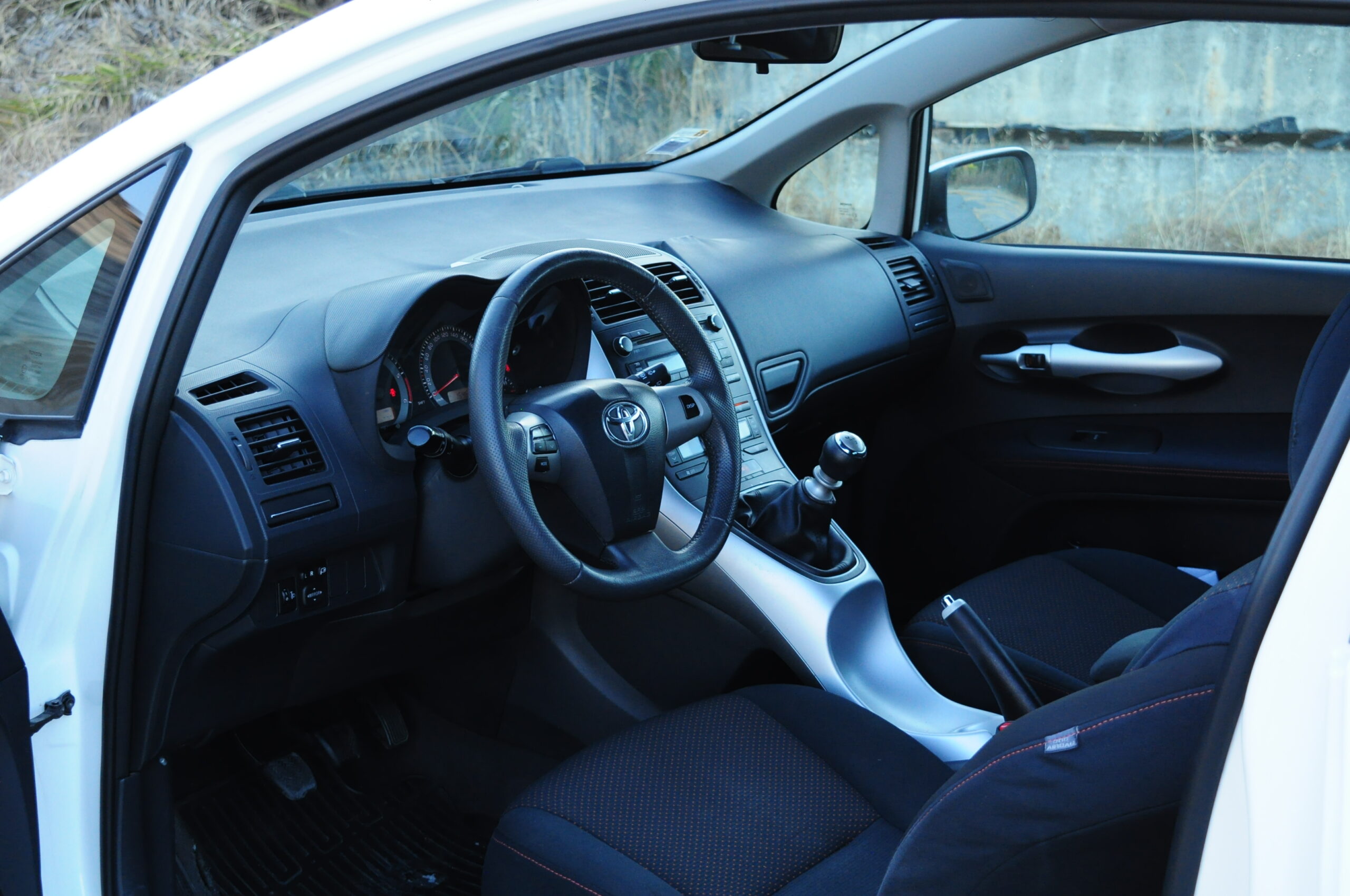 
								Toyota Auris 1.4 Gasóleo Usado com Garantia Algarve cheio									