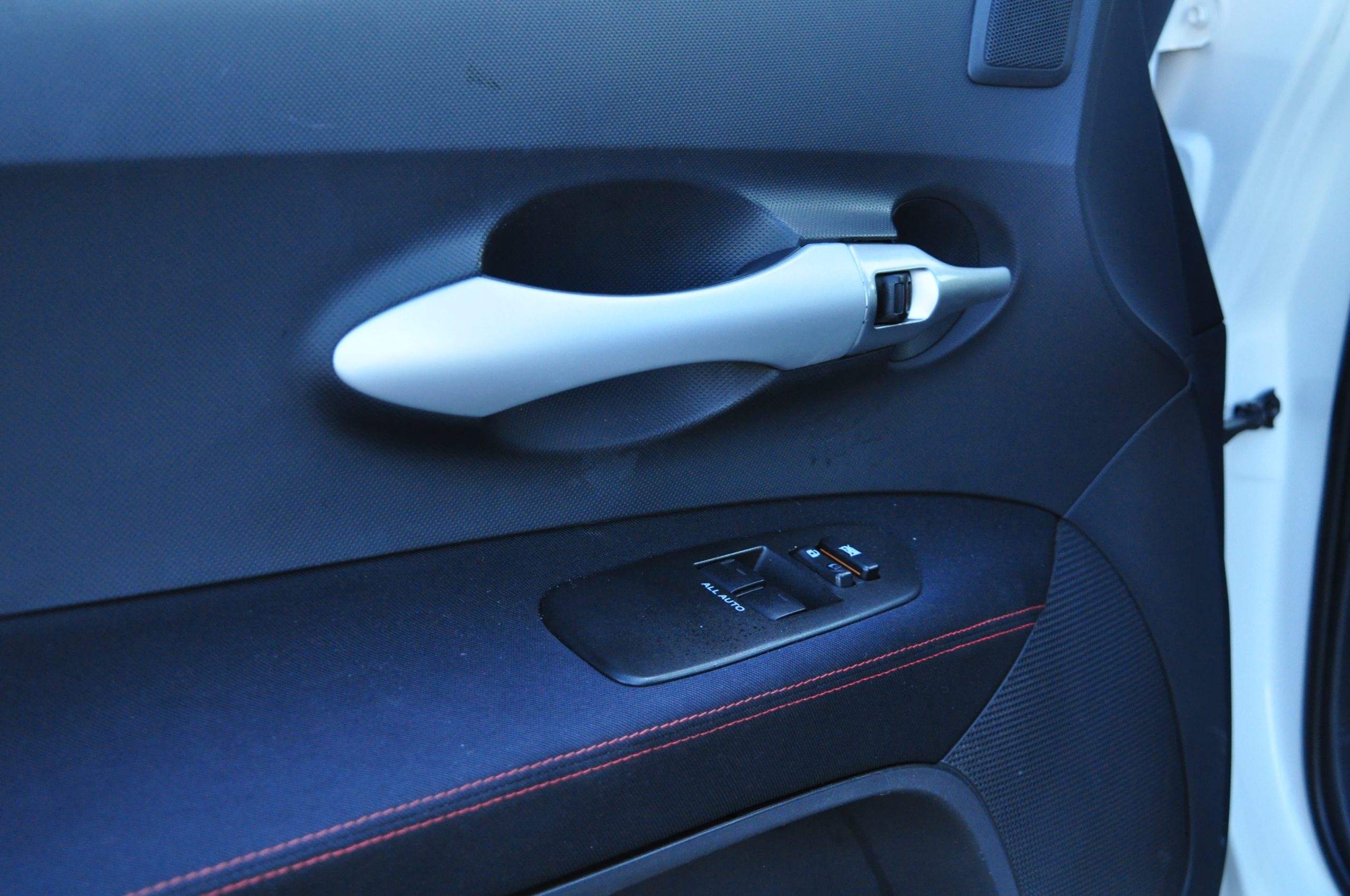 
								Toyota Auris 1.4 Gasóleo Usado com Garantia Algarve cheio									