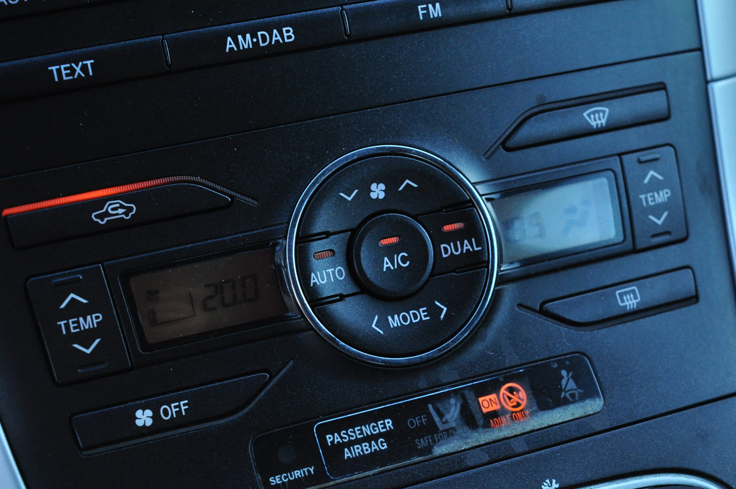 
								Toyota Auris 1.4 Gasóleo Usado com Garantia Algarve cheio									