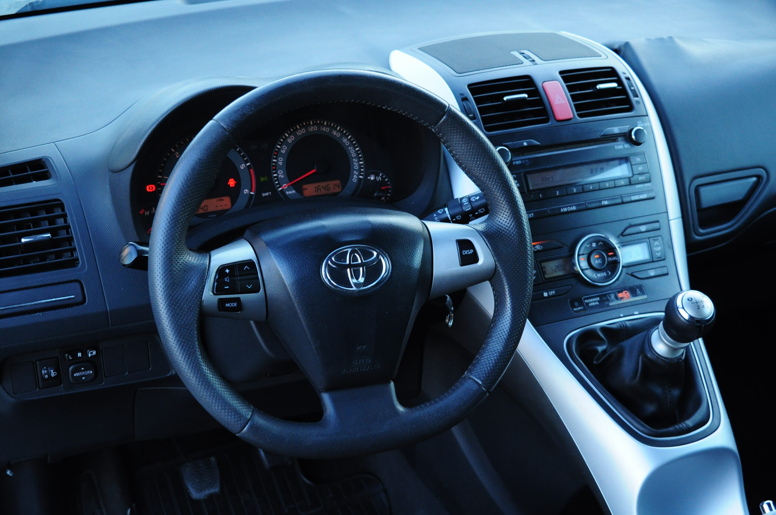 
								Toyota Auris 1.4 Gasóleo Usado com Garantia Algarve cheio									