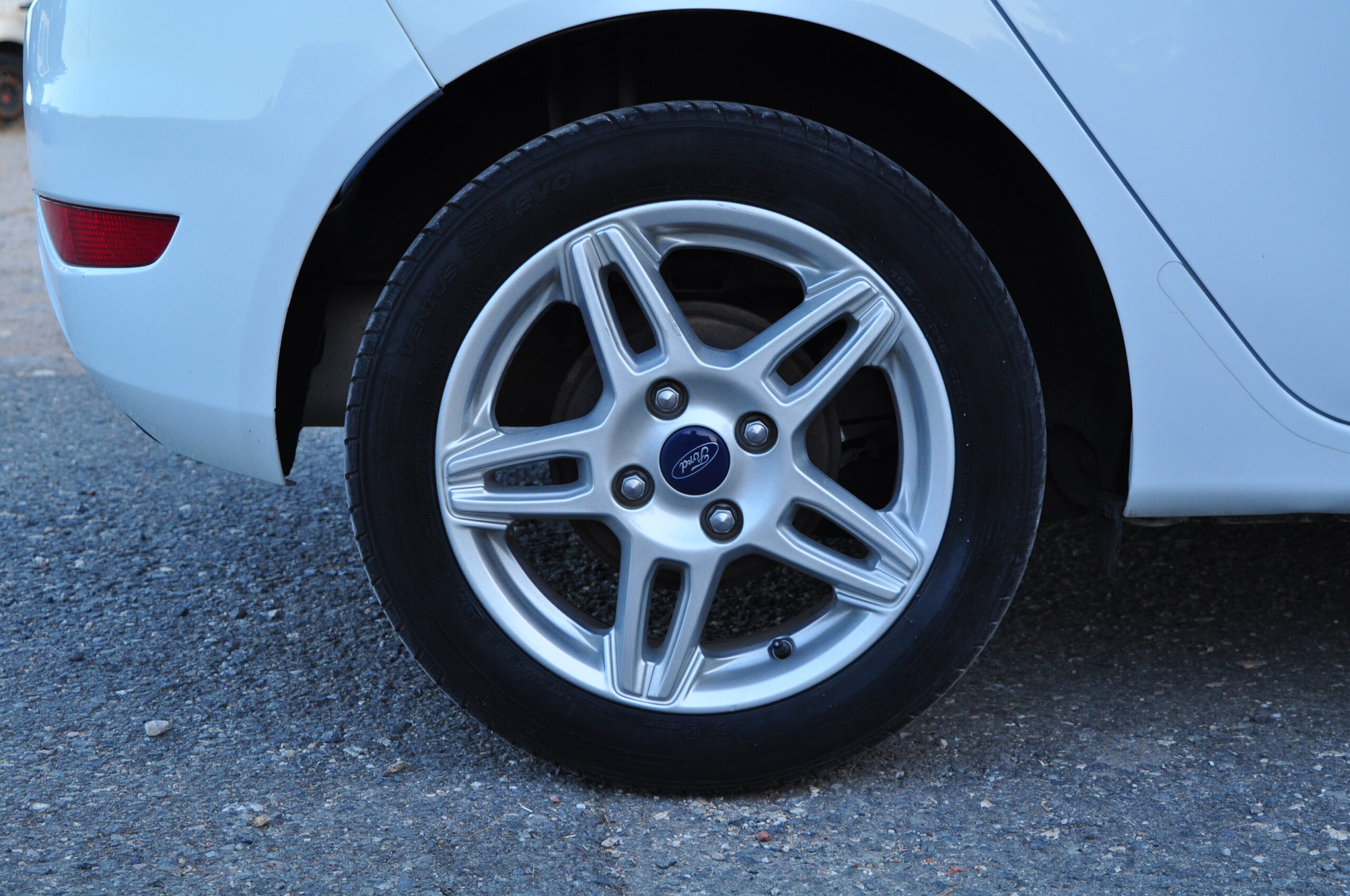 
								FORD Fiesta 1.0 2015 Usado Faro Algarve cheio									